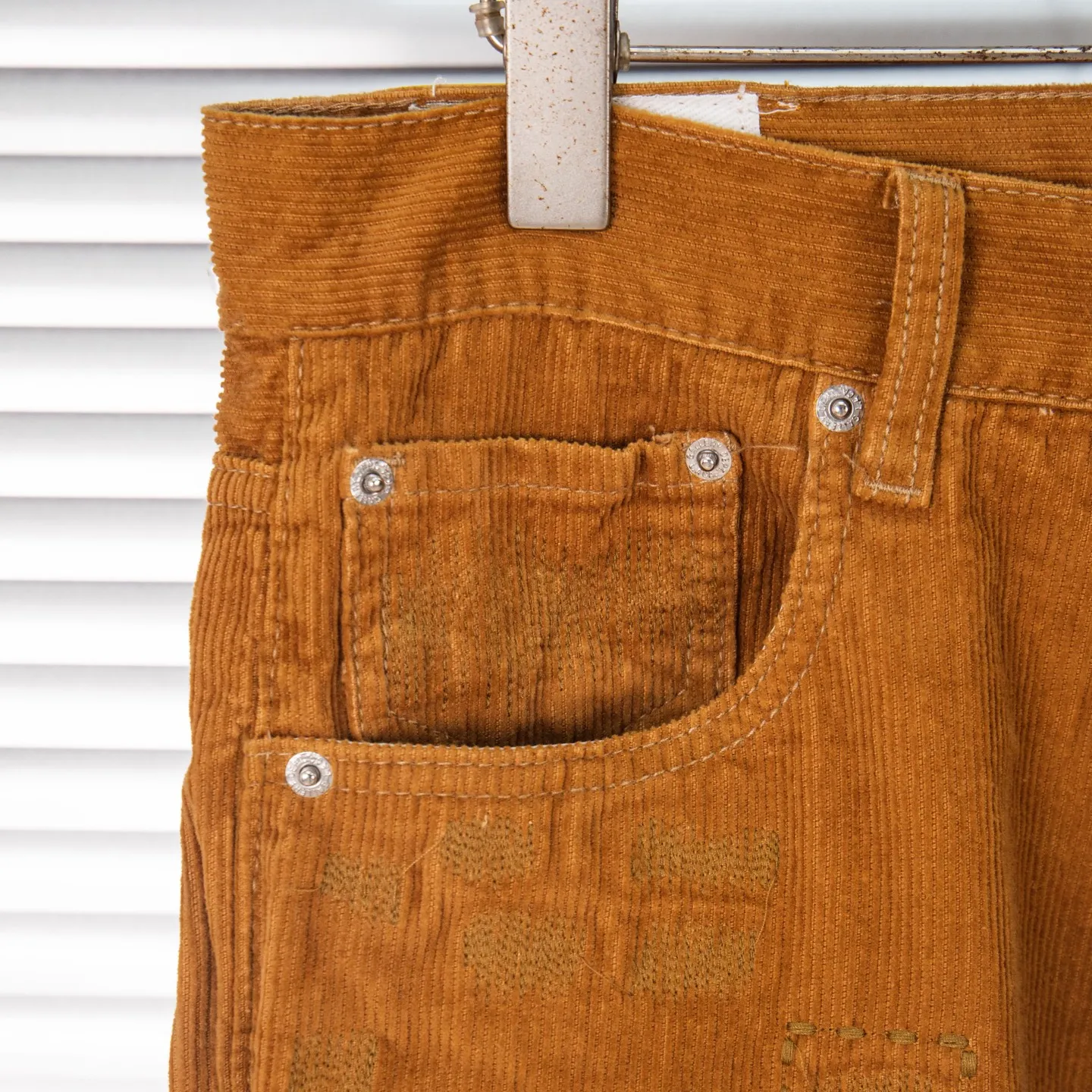 P240 Chrome Hearts Gallery 2025 corduroy spliced ​​multi-pocket couple bootcut jeans are a hot trend this season and are sought after by countless celebrities and fashionistas. The neat details of the cutting process add color to the playful fashion! The neat and meticulous design, and the well-fitting structure is unique. The upper body not only has outstanding recognition, but also looks younger and younger. A style with the ultimate wearing meaning and performance, gorgeous color matching, and the craftsmanship of this style is also extremely extraordinary. After the finished product is washed, it is disassembled and hand-made with sheepskin cross leather and then spliced ​​together to complete. The whole piece has too many craftsmanship to describe. It is decorated with patchwork cross flowers and high-waisted washed jeans! ! Absolutely high-end luxury product, a god-level single product, a super popular product, made by top heavy industry, a magic weapon that cannot be missed to hit the streets. Style number: 1847 Size: 28 30 32 34 36 Color: yellow